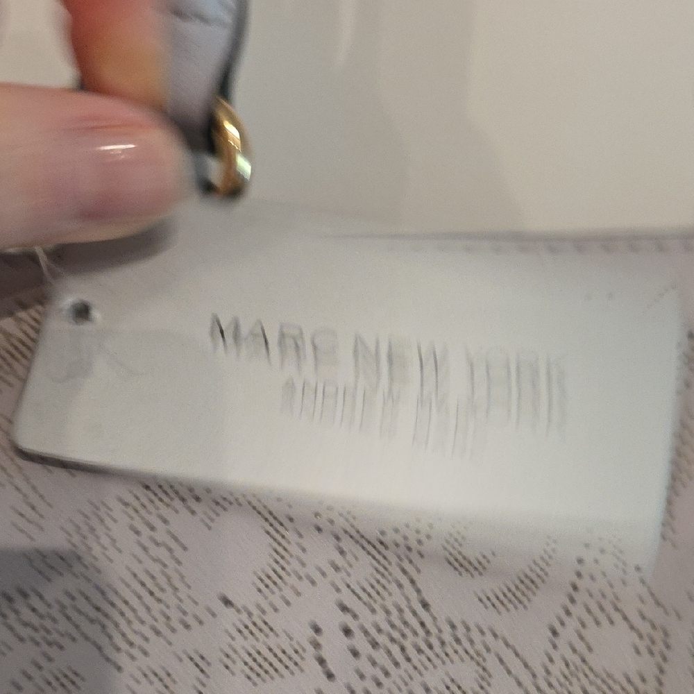Elegant Cream Handbag with Gold Accents - Picture 4 of 11